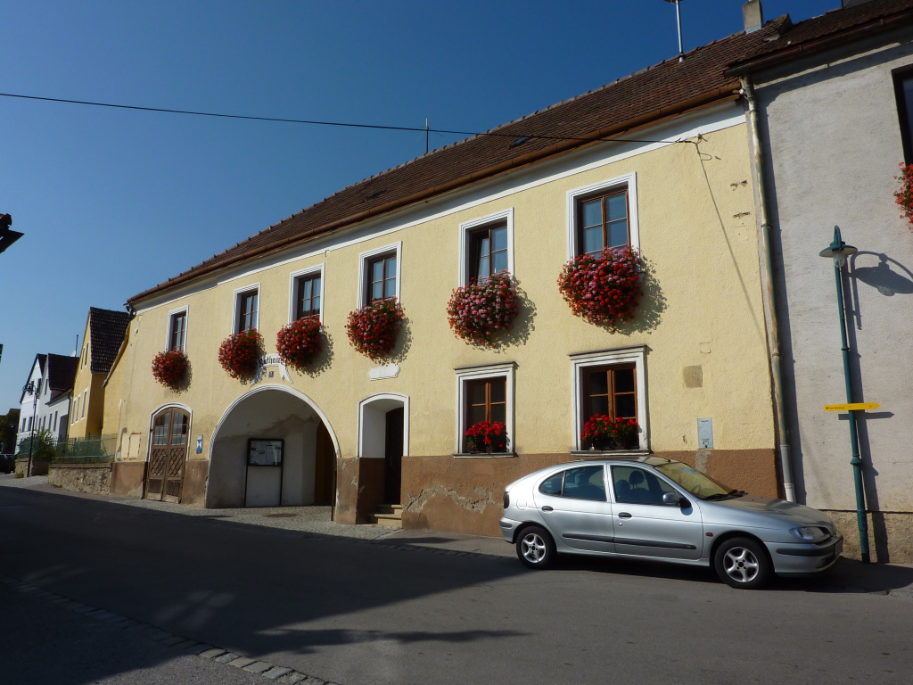 Дом с цветами в городе Лэнгенфельд, Австрия