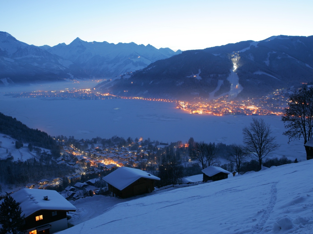 Night lights in the resort of Zell am See, Austria