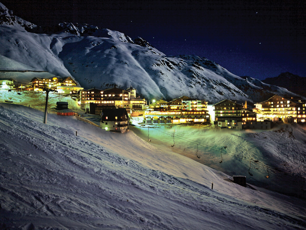 Ночные огни на горнолыжном курорте Зёльден, Австрия