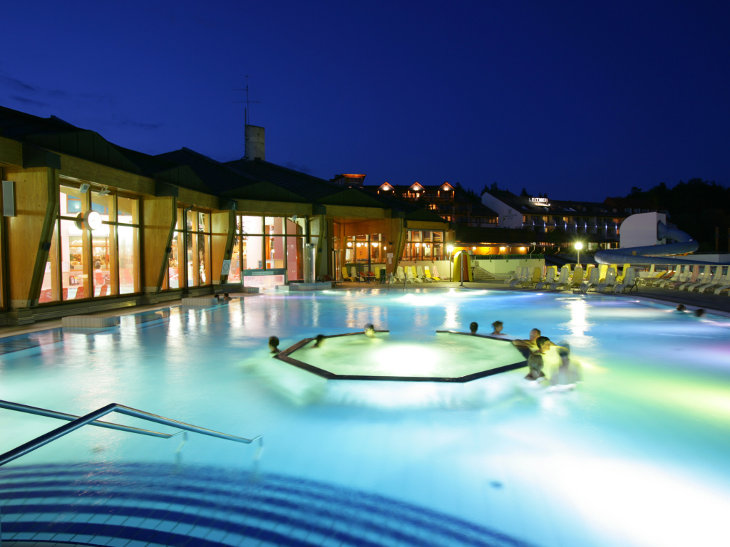 Ночной бассейн на курорте Бад Лойперсдорф, Австрия