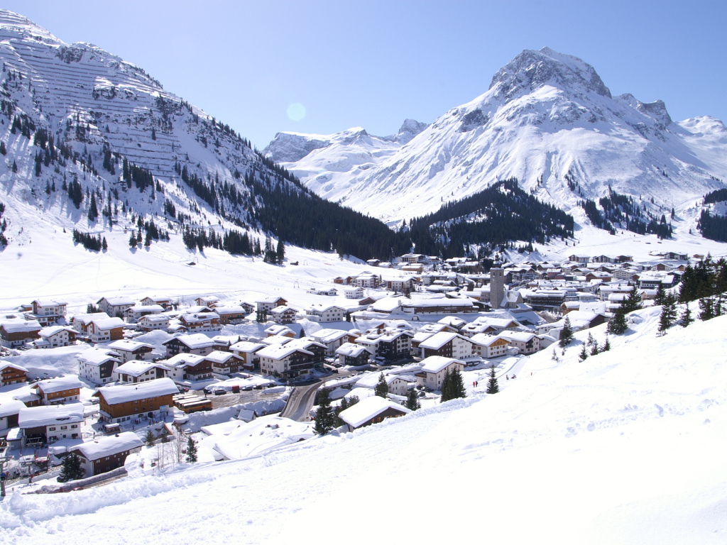 Панорама города на горнолыжном курорте Лех, Австрия