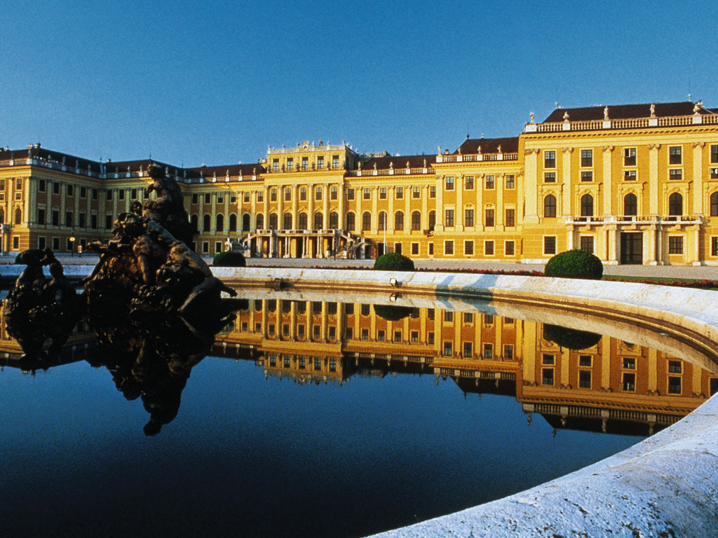 Скульптура среди воды в городе Вена, Австрия