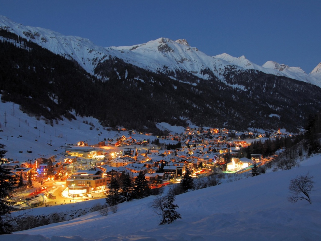 Сияющий город на горнолыжном курорте Сант Антон, Австрия