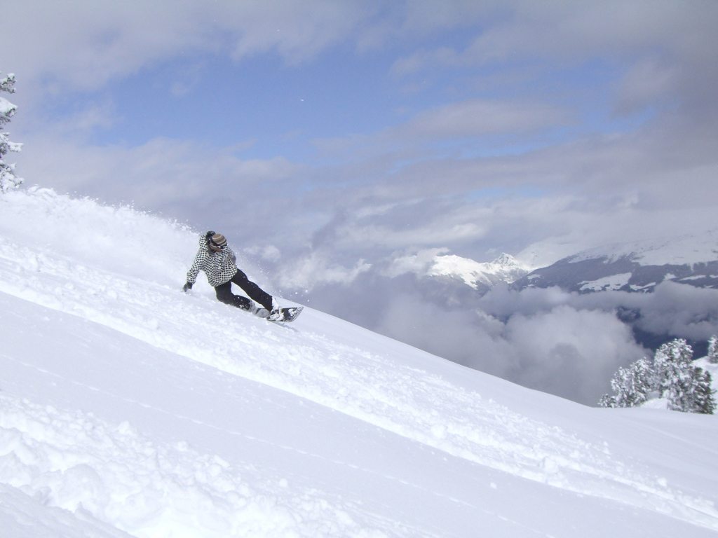 Сноубордист на горнолыжном курорте Серфаус, Австрия