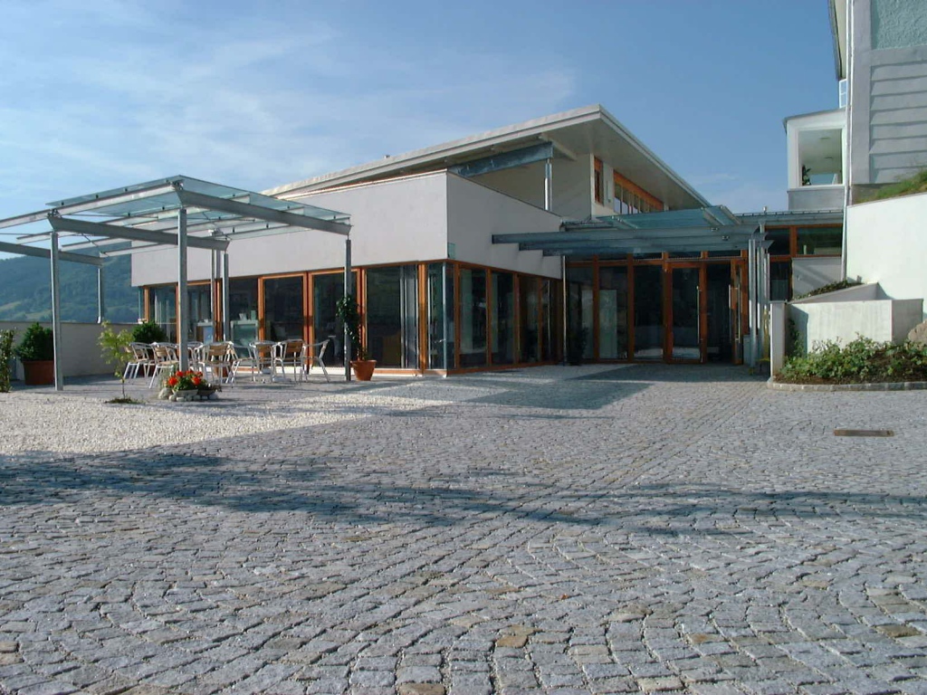 Уличное кафе в городе Нойштифт, Австрия