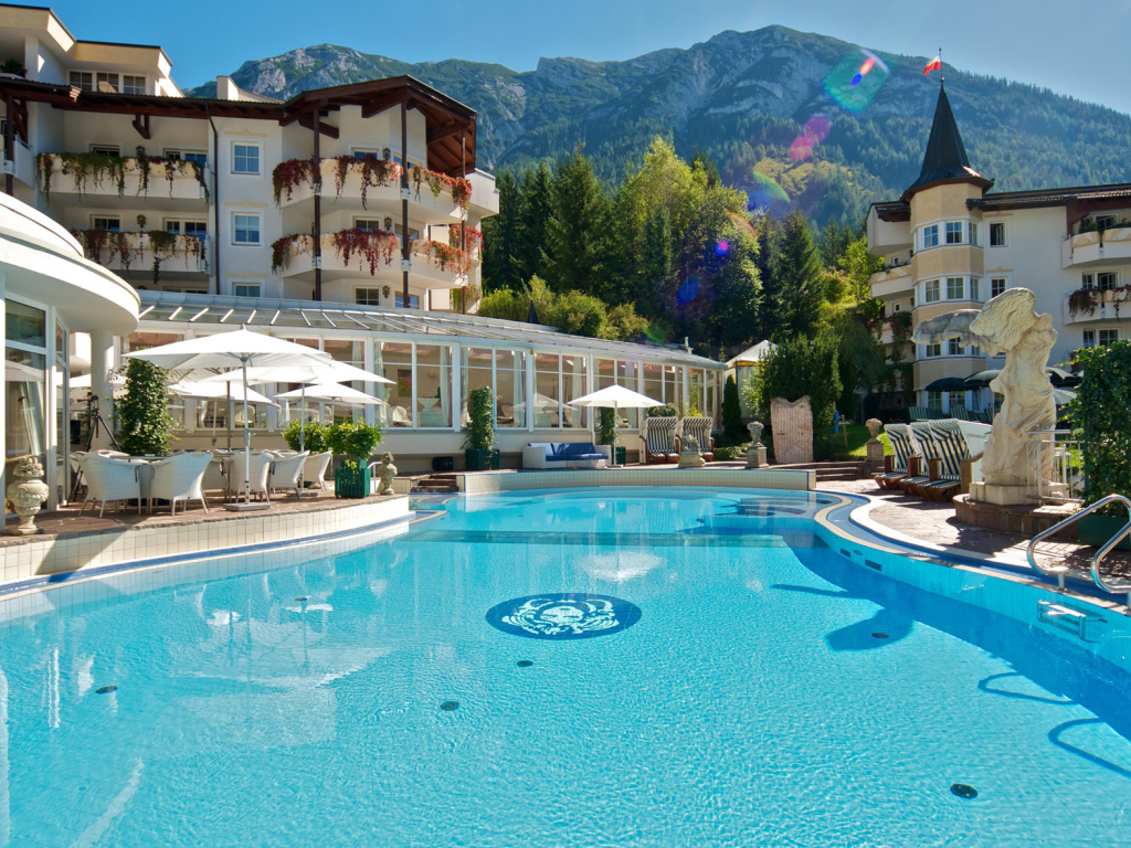 Бассейн на фоне гор на курорте Бад Татцмансдорф, Австрия
