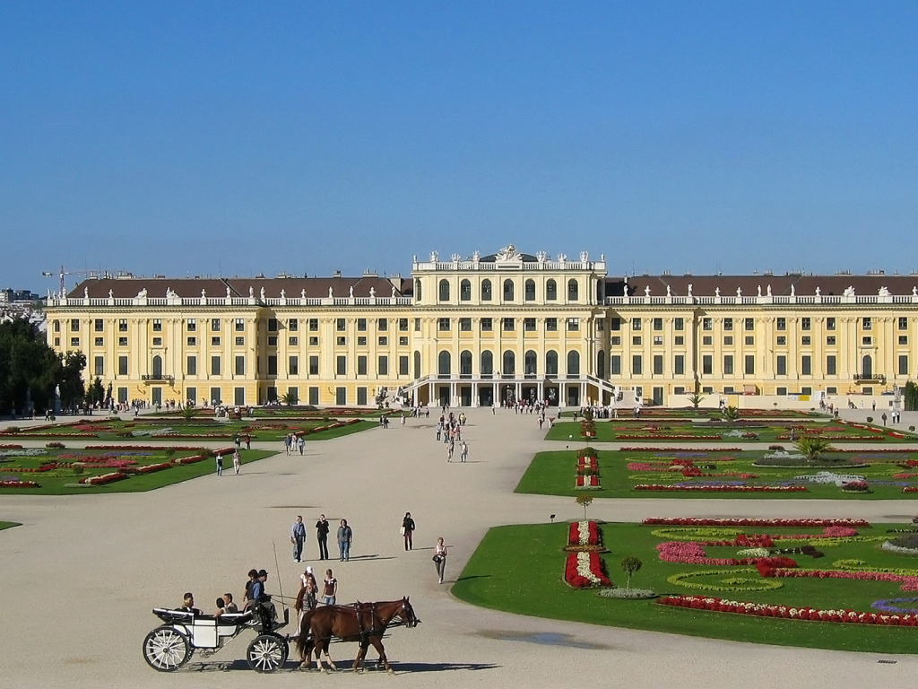 Площадь перед дворцом в городе Вена, Австрия