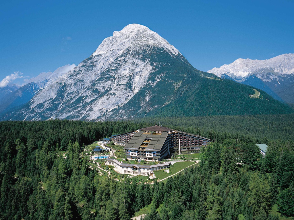 Отель на фоне горы на курорте Тельфс-Бюхен, Австрия