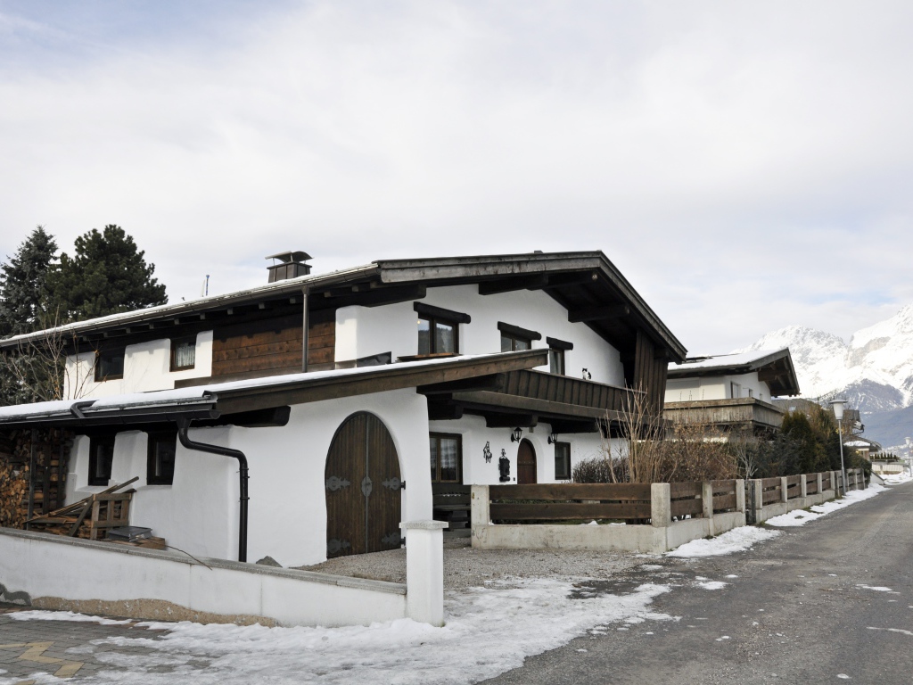 Городские здания на курорте Тельфс-Бюхен, Австрия