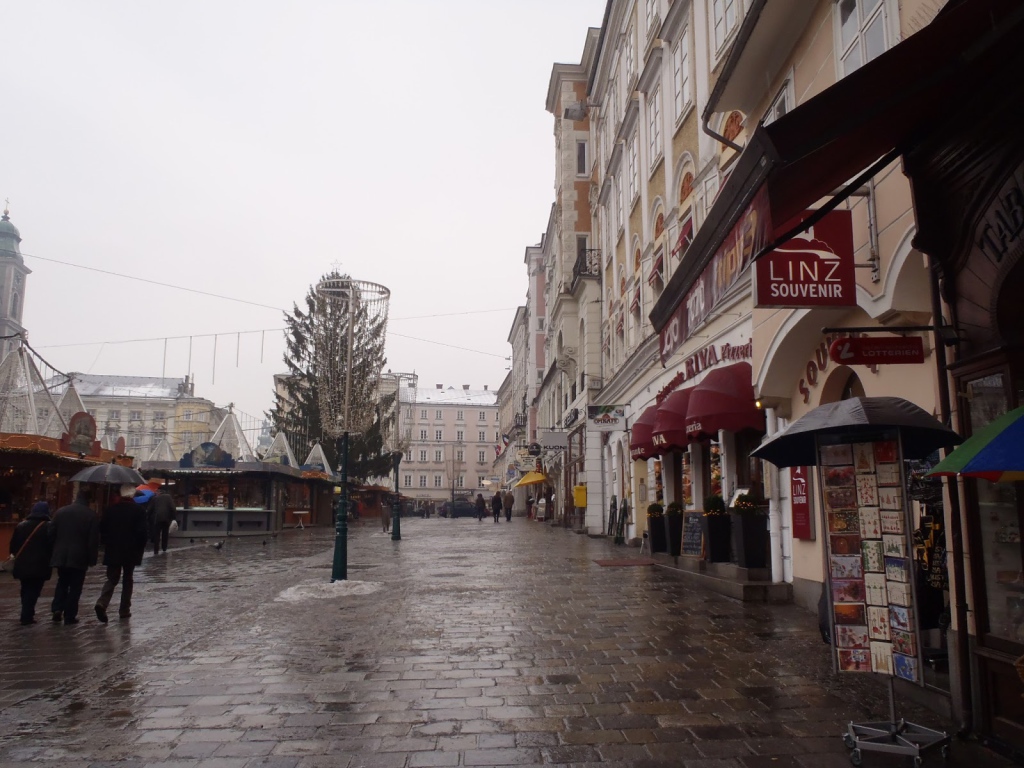 Прогулка по улице в городе Линц, Австрия