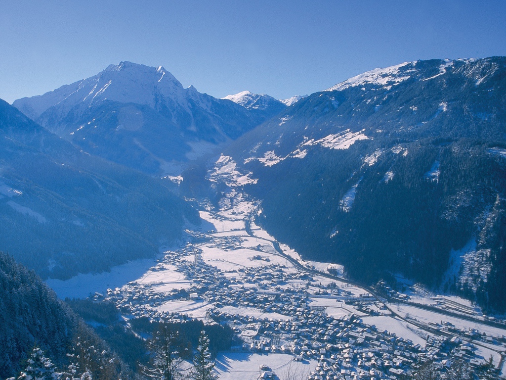 Зимняя панорама на горнолыжном курорте Майрхофен, Австрия