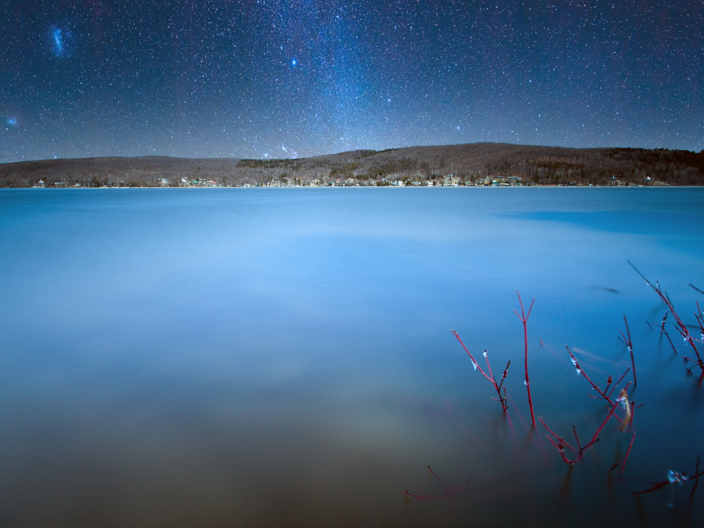 Млечный Путь над озером в Канаде