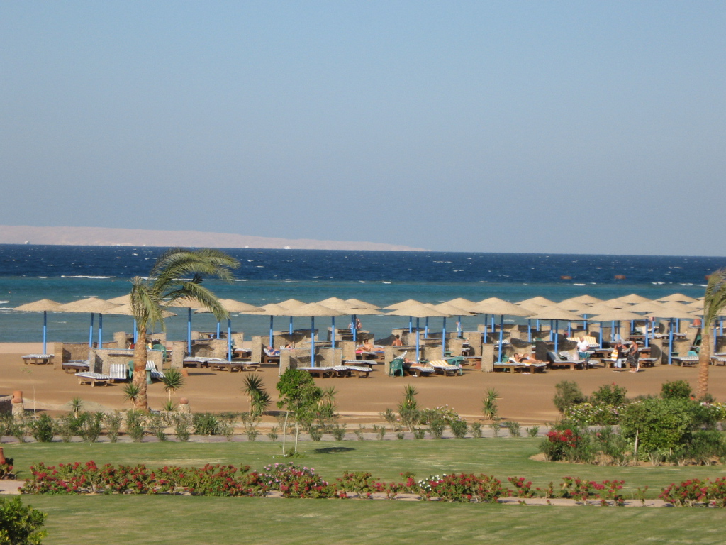 Осенний отдых на пляже на курорте Хургада, Египет