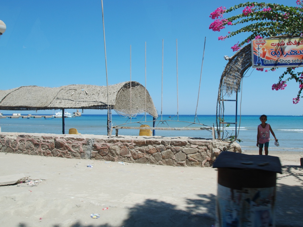 Кафе на пляже на курорте Эль Кусейр, Египет