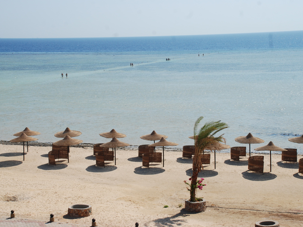 Пляжные зонтики на курорте Марса Алам, Египет