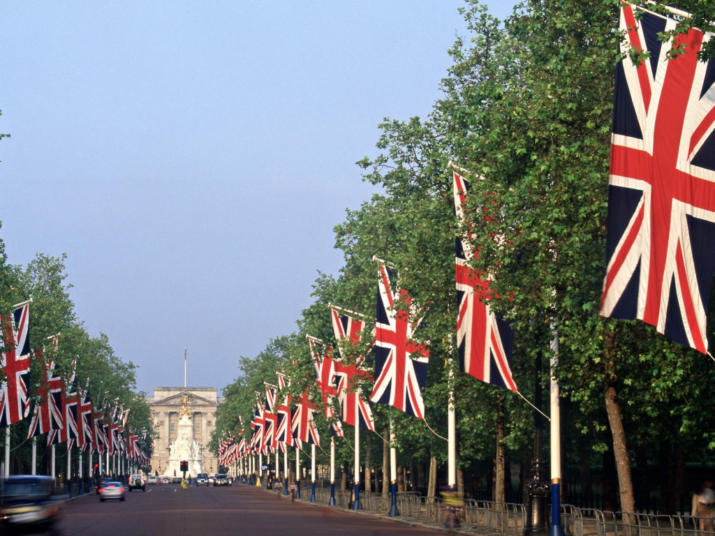 Аллея с Британскими флагами