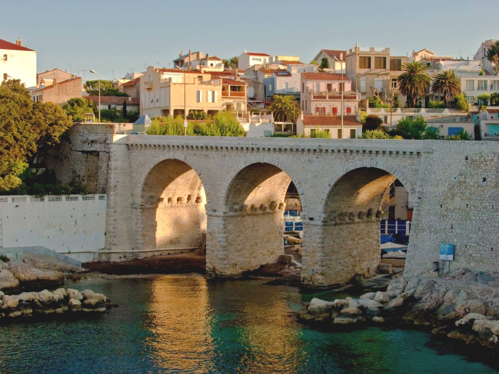 Старинный мост в городе Марсель, Франция