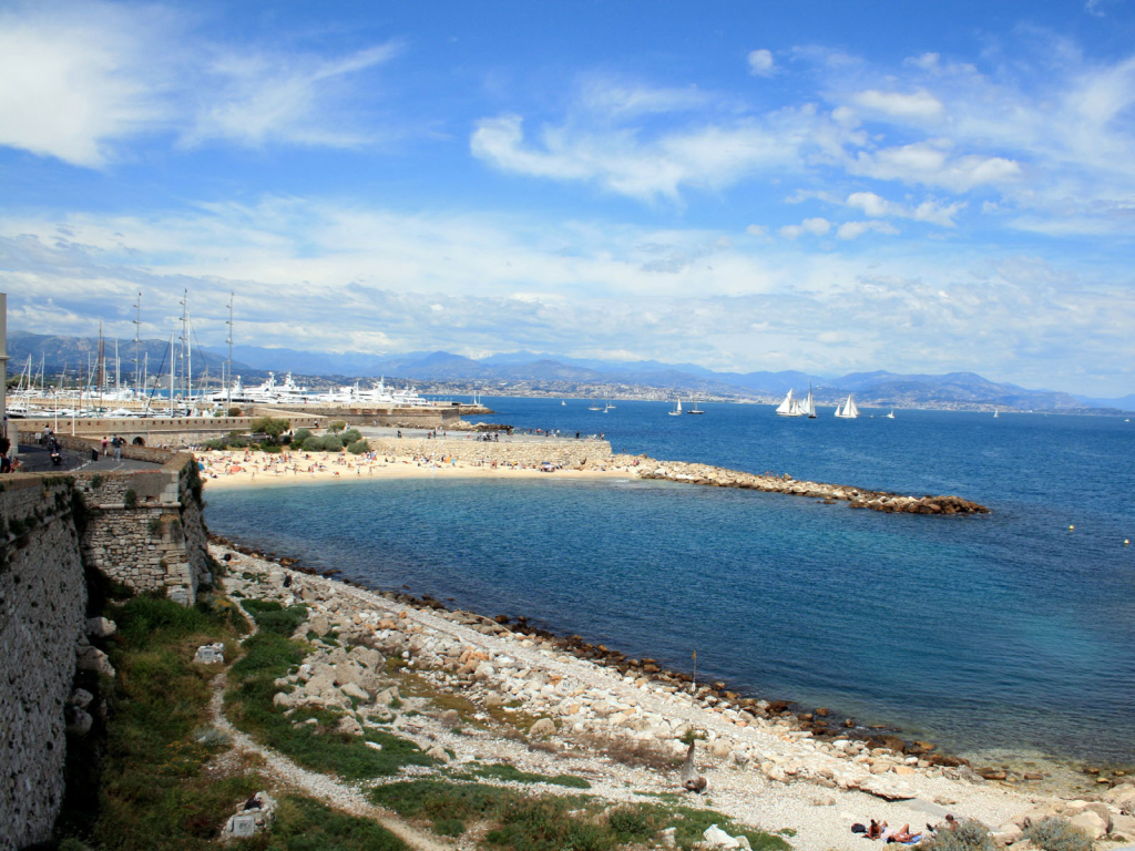 Голубая лагуна на курорте Антибы, Франция