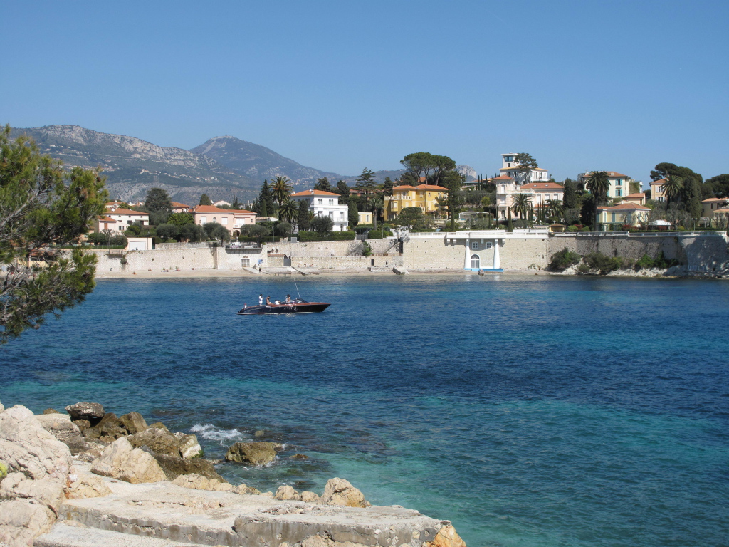 Лодка в заливе на курорте Сен-Жан-Кап-Ферра, Франция