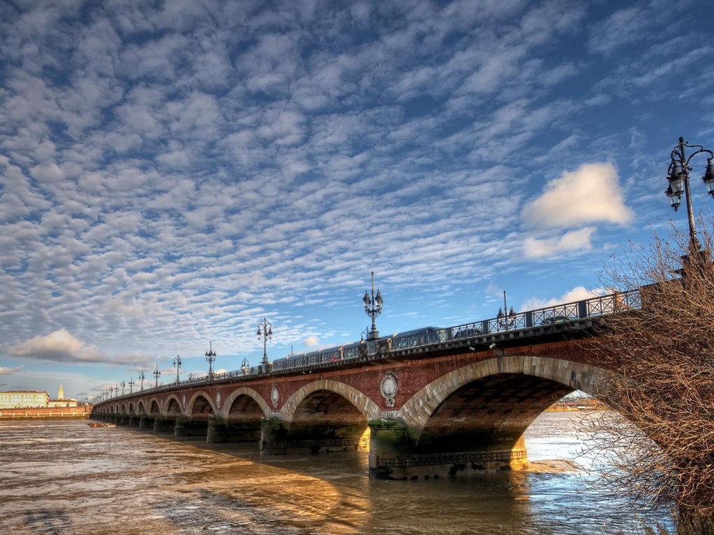 Мост через реку в Бордо, Франция