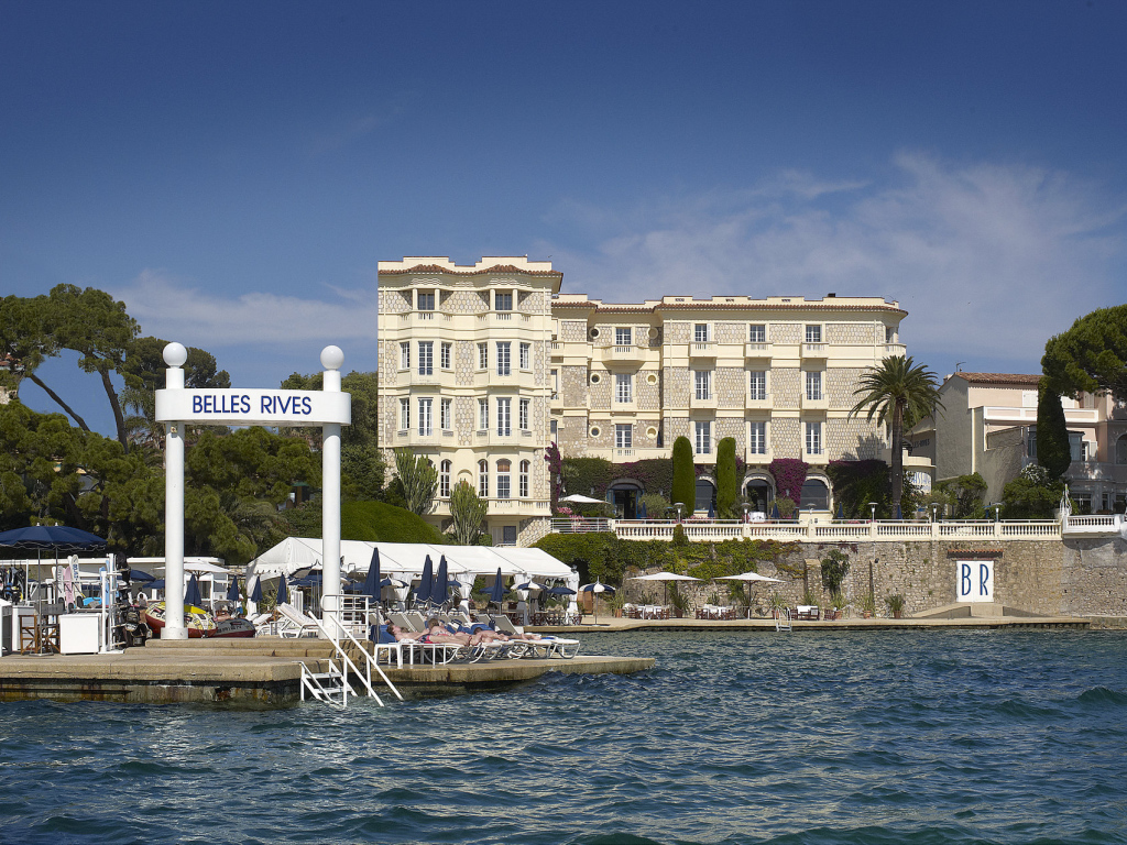 Кафе на набережной на курорте Антибы, Франция