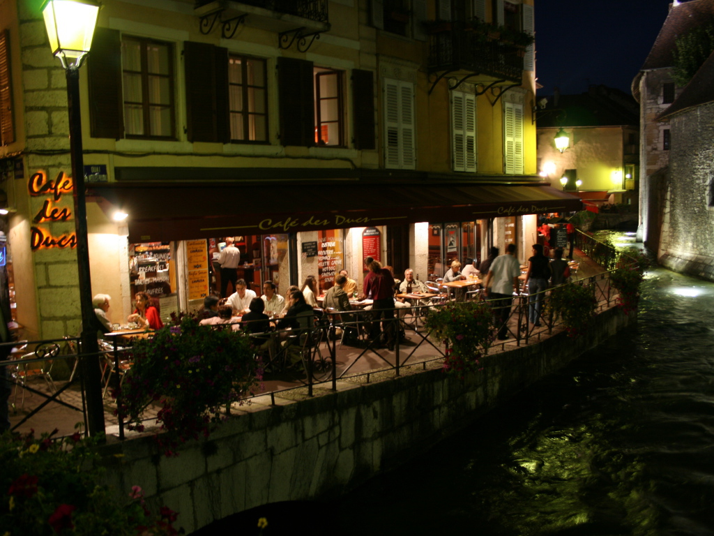 Кафе на набережной в городе Аннеси, Франция