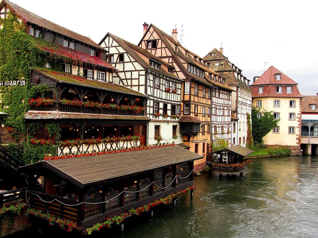 Кафе на набережной в Эльзасе, Франция