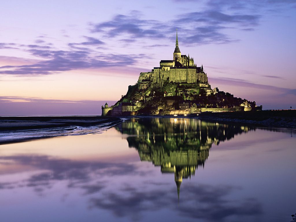 Замок среди воды в Нормандии, Франция