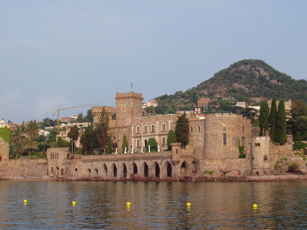 Замок на побережье на курорте Манделье ля Напуль, Франция