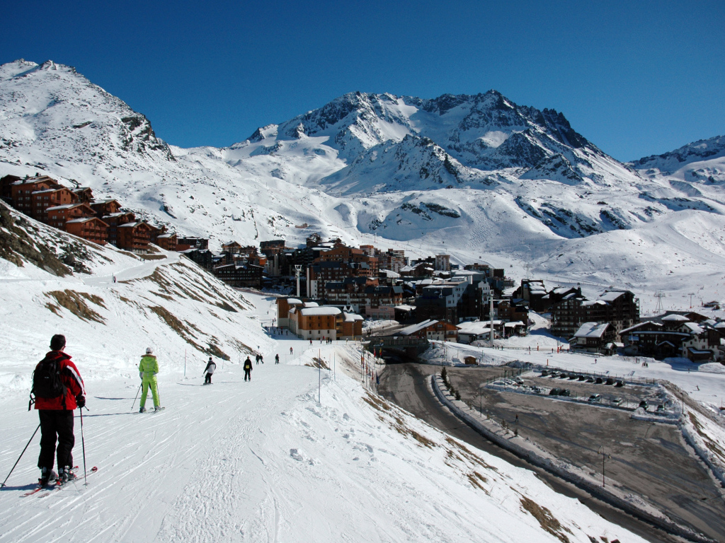 Спуск на лыжах на горнолыжном курорте Валь-Торанс, Франция