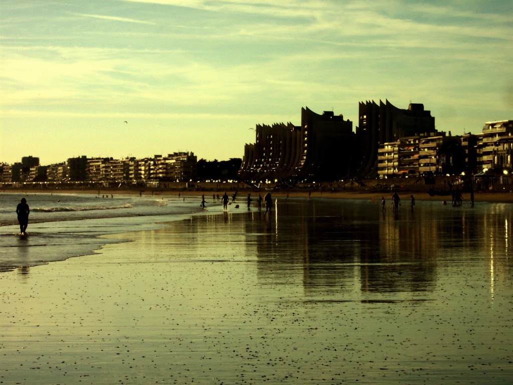 Вечер на пляже на курорте Ла Боль, Франция