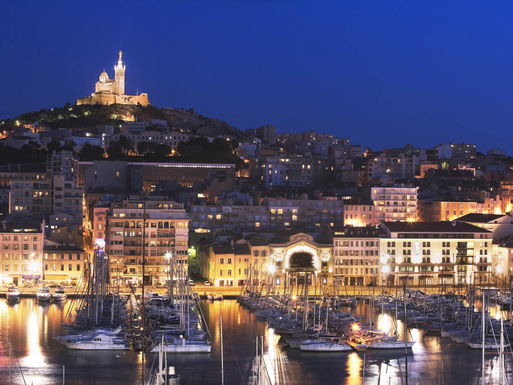 Вечернее сияние в городе Марсель, Франция