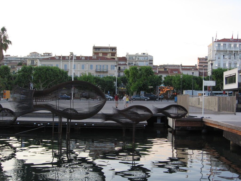 Скульптуры рыб на курорте Мирамар Круести, Франция