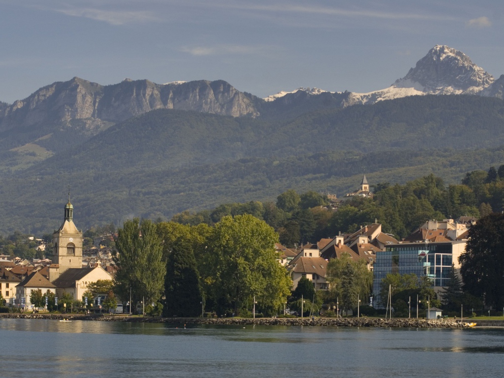 Дома на фоне гор на курорте Эвиан, Франция