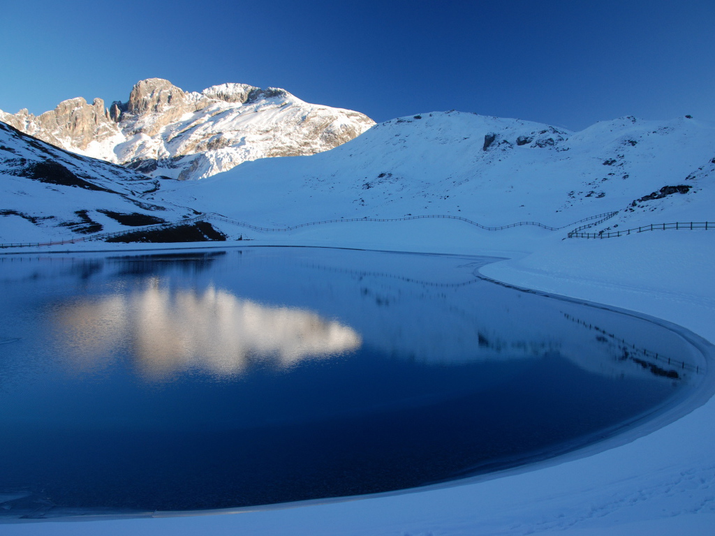 Озеро на горнолыжном курорте Куршевель, Франция