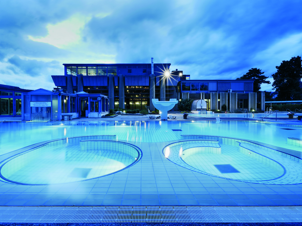 Бассейн на курорте Эвиан, Франция