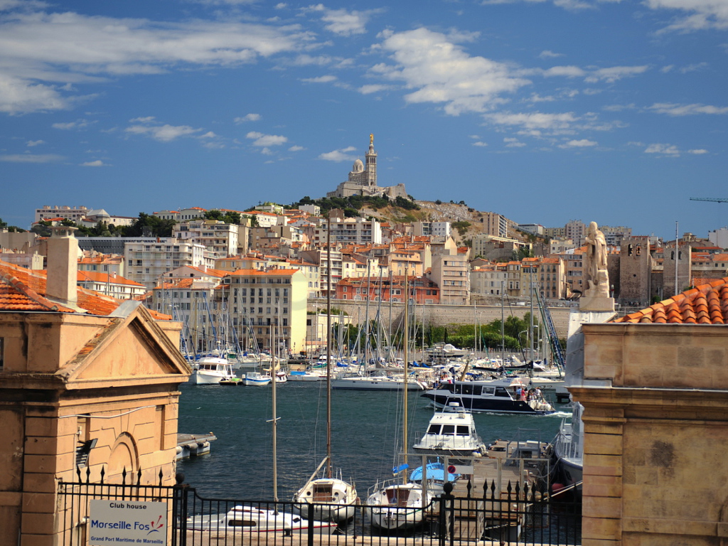 Порт на фоне холма в городе Марсель, Франция
