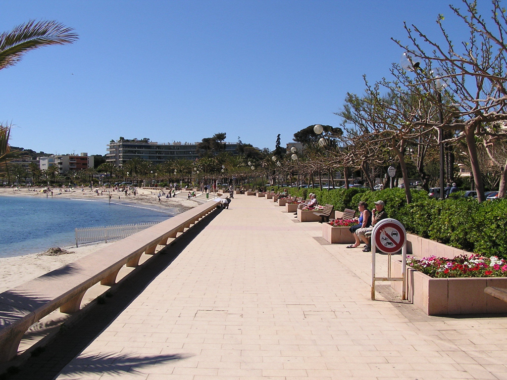 Набережная на курорте Мирамар Круести, Франция