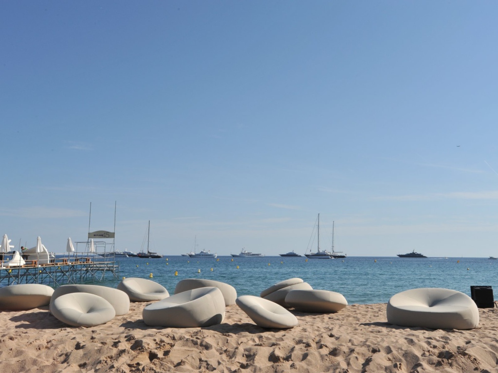 Отдых на пляже в Каннах, Франция