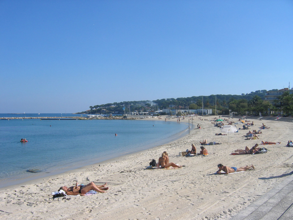Отдых на пляже на курорте Антибы, Франция