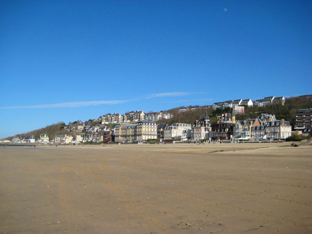 Песчаный пляж на курорте Довиль, Франция