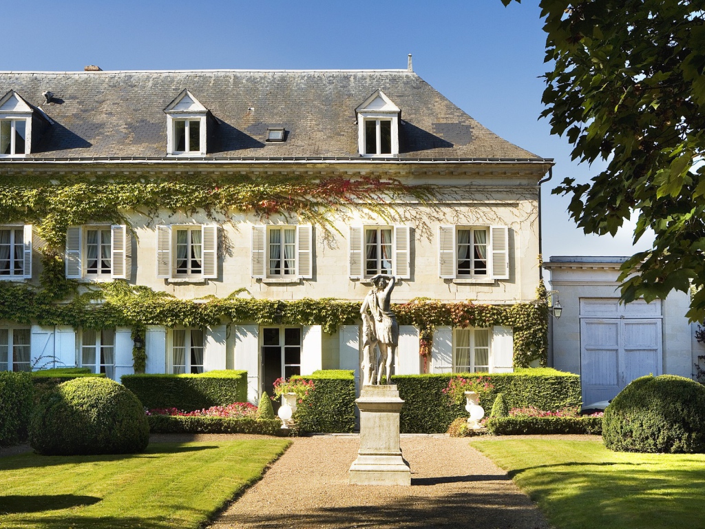 Скульптура у замка в Луаре, Франция