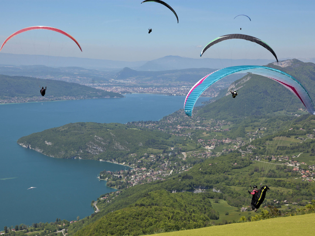 Парашютисты в городе Аннеси, Франция