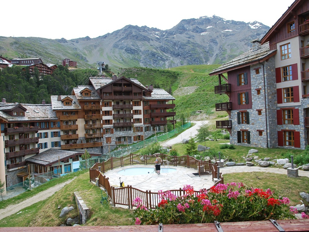 Летний пейзаж на горнолыжном курорте Лез Арк, Франция