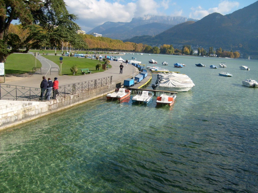 Набережная озера в городе Аннеси, Франция