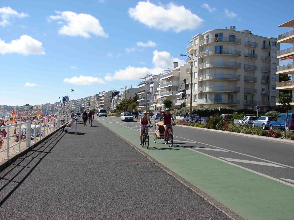 Прогулка по набережной на курорте Ла Боль, Франция