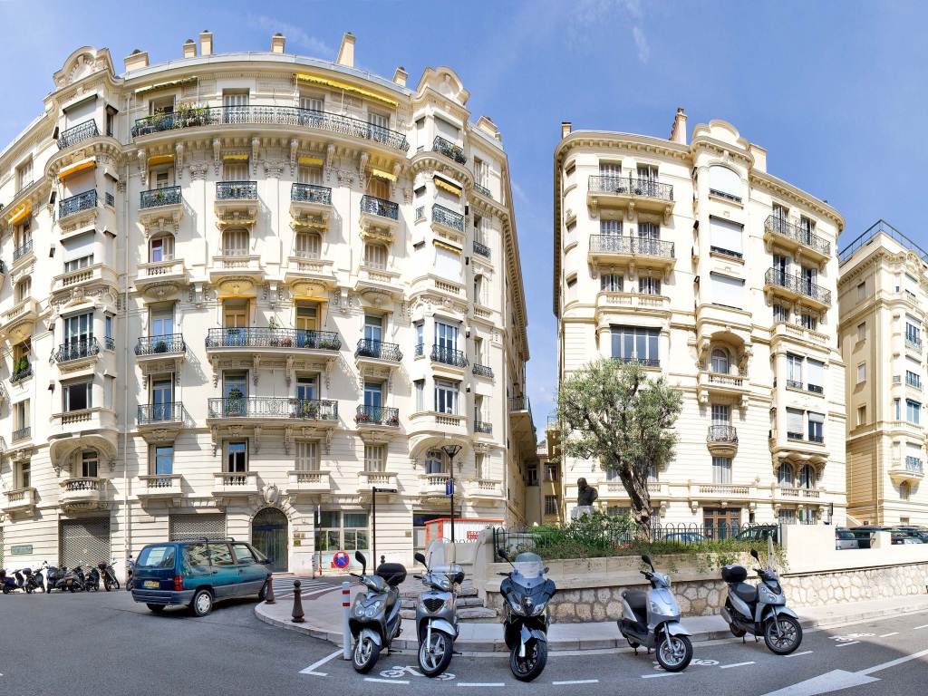 Прогулка по улице в Монако