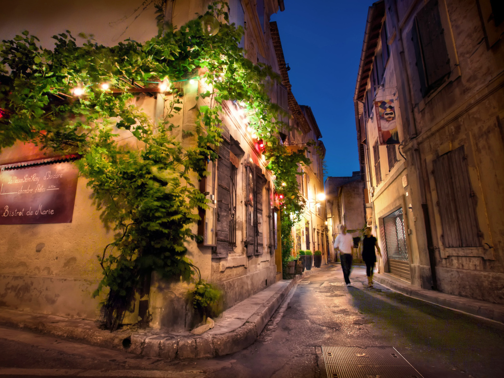 Прогулка по улице в Провансе, Франция