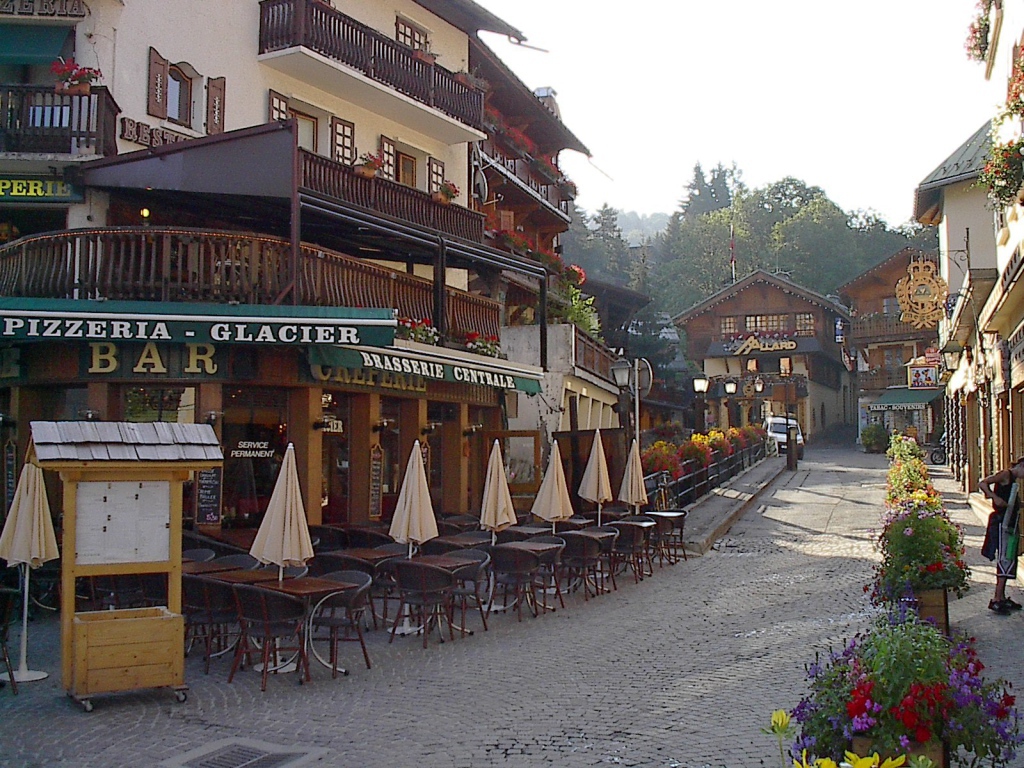 Прогулка по улице на горнолыжном курорте Межев, Франция