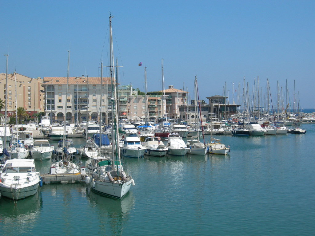 Яхты на фоне зданий на курорте Порт Де Фрежюс, Франция